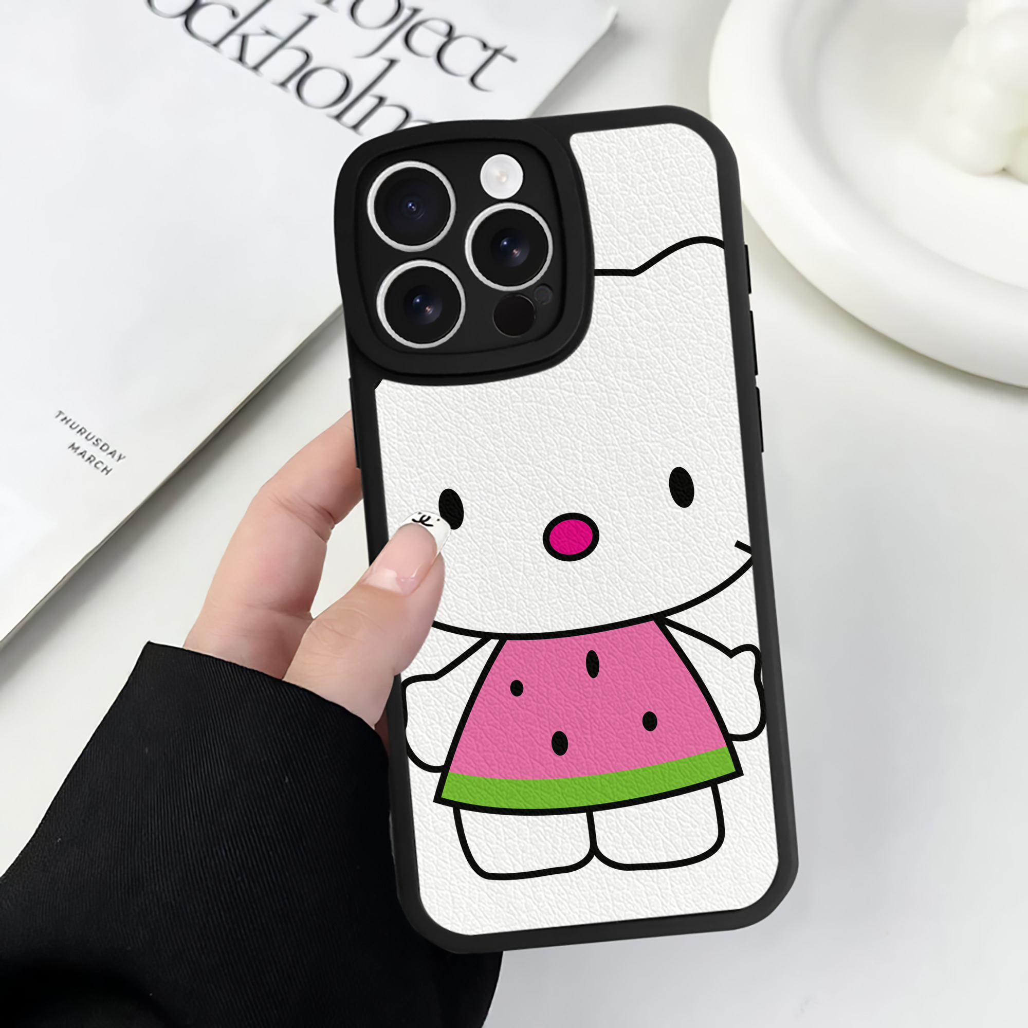 （画像用） Hello Kitty ハローキティ 【iPhone 16シリーズ対応】シリコンスマホケース（レザー調） 材質：シリコン